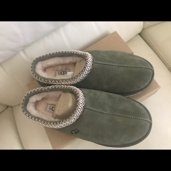 UGG slippers sz 9 - Picture 2 of 6